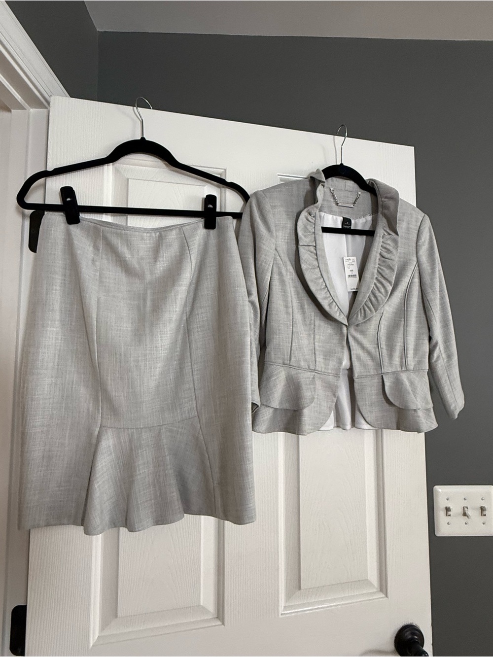 White House Black Market Gray Skirt Suit NWT Blazer Size 2 Like New Skirt Size 2